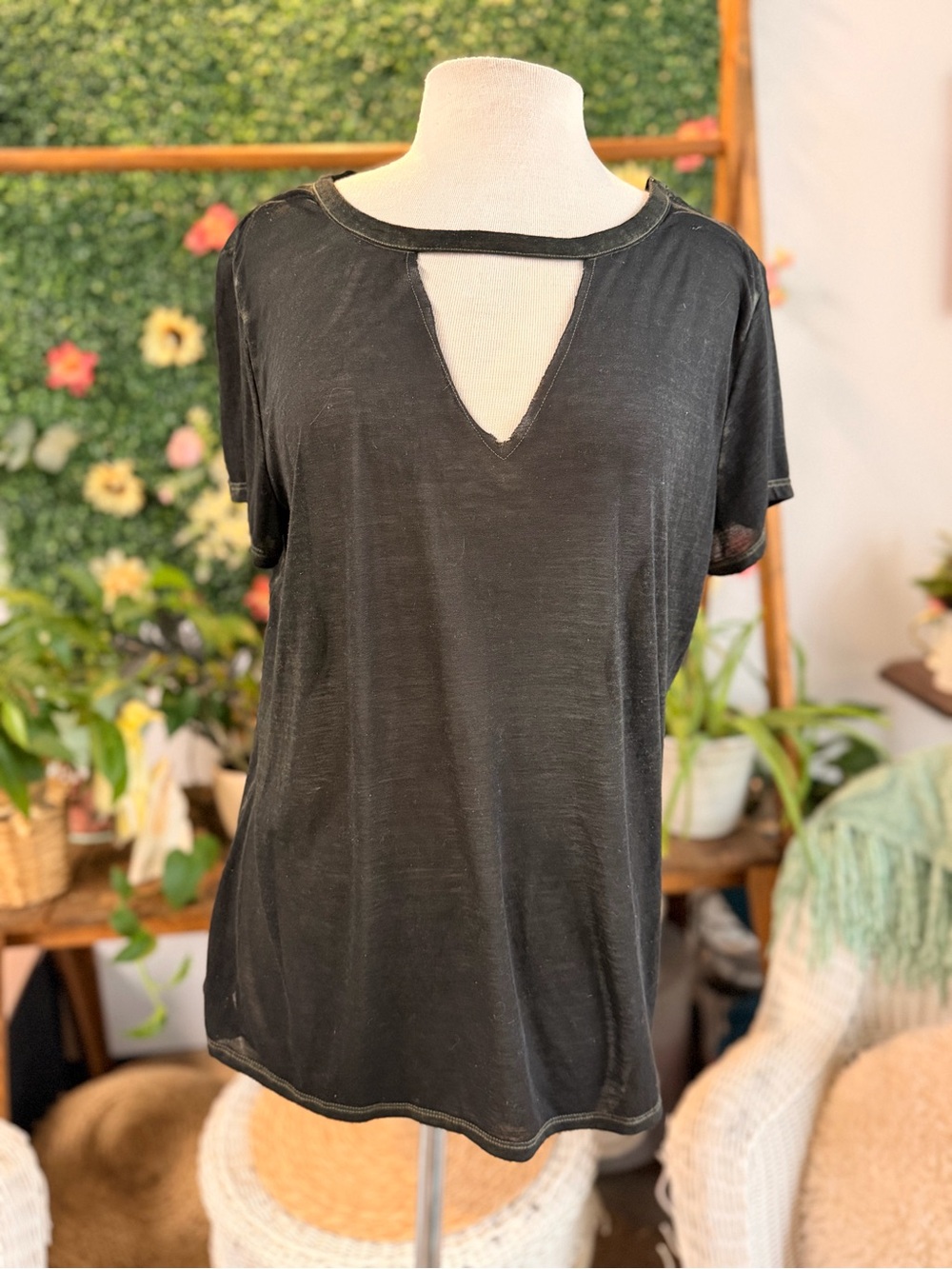 Rock & Republic Sheer Black Short Sleeve Top with Front Keyhole Strap